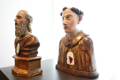 Detalle de dos bustos relicarios intervenidos por Ydáñez. | M. CHACÓN - ICAL