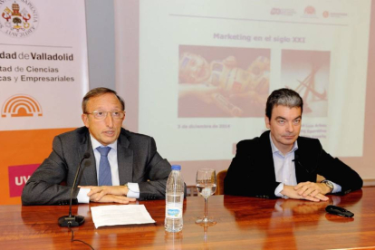 Conferencia del director de Marketing Operativo del BBVA en España, José Luis Arbeo (D), en la Facultad de Ciencias Económicas y Empresariales de la UVA-Ical