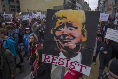 Participantes en una manifestación contra Trump en Los Ángeles, este sábado.-DAVID MCNEW / AFP