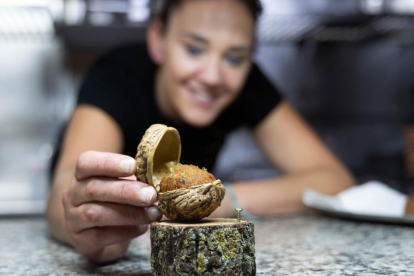 Nerea Gutiérrez, jefa de cocina de Los Zagales, con el pincho 'Coge Pan y Moja' que consiguió el cuarto puesto del Concurso Provincial de Valladolid. -PHOTOGENIC