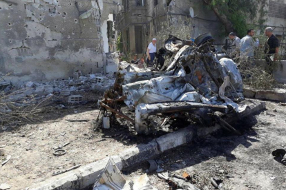 Estado en que ha quedado uno de los coches que ha explotado en Damasco, Siria.-REUTERS / SANA