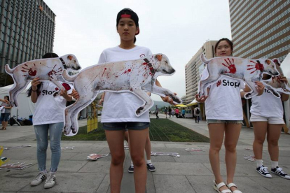 Miembros de la organización surcoreana por los derechos de los animales protestan contra el hábito coreano de comer perros, especialmente en verano.-Foto: JEON HEON-KYUN / EFE