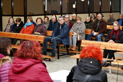 Vecinos asistentes a la asamblea informativa celebrada en la parroquia Santo Toribio.-J.M. LOSTAU