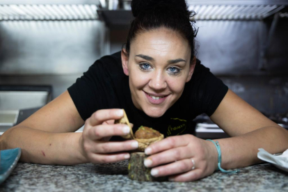 Nerea Gutiérrez, jefa de cocina de Los Zagales, con el pincho 'Coge Pan y Moja' que consiguió el cuarto puesto del Concurso Provincial de Valladolid. -PHOTOGENIC