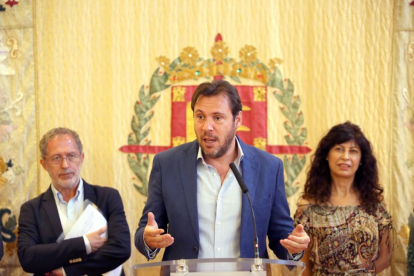 El alcalde de Valladolid, Óscar Puente, junto al equipo de Gobierno, hace balance de su gestión en el ecuador de la legislatura-Rubén Cacho / ICAL