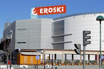 El hipermercado de Eroski da servicio a Vallsur desde la inauguración del centro comercial en 1998.-J. M. LOSTAU