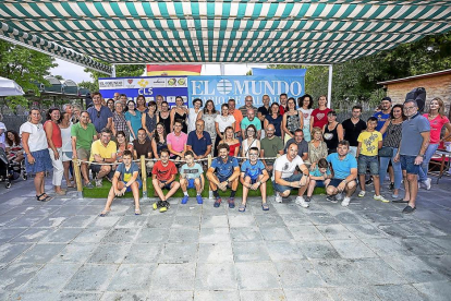 La tradicional foto de familia con todos los jugadores que recibieron premio y con los patrocinadores en las instalaciones del Lasa Sport.-PABLO REQUEJO