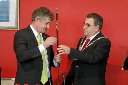 El concejal y presidente de IPAE, Sarbelo Fernández, entrega el bastón de mando a Barrio-J.M.Lostau