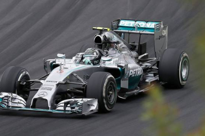 El Mercedes de Nico Rosberg, durante la calificación del GP de Brasil, en Interlagos.-