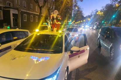 Caravana de taxis para ver las luces de Navidad. - E.M.