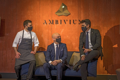 De izquierda a derecha, Cristóbal Muñoz, Jefe de Cocina de Ambivium, David Robledo, Director Gastronómico y Pedro Ruiz Aragoneses, CEO de Alma Carraovejas, en una imagen de archivo.- E. M.