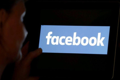 Facebook ha sido protagonista de múltiples escándalos por su gestión de privacidad de datos personales.-REUTERS