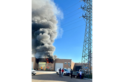 Incendio en unas naves industriales en Santovenia de Pisuerga (Valladolid)