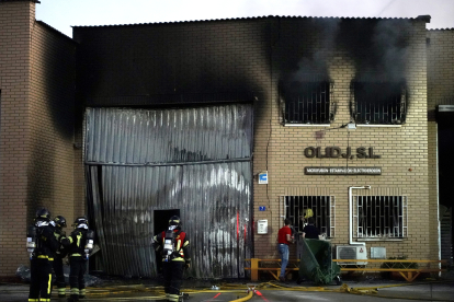 Incendio en unas naves industriales en Santovenia de Pisuerga (Valladolid). -ICAL