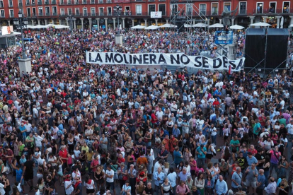 Pancarta desplegada por el colectivo de La Molinera durante el pregón de las fiestas de Valladolid. E.M.