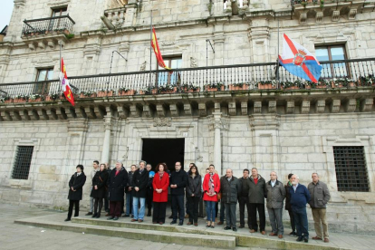 Responsables del gobierno municipal de Ponferrada junto a los representantesde las diferentes hermandades de la ciudad, guardan un minuto de silencio por las víctimas del atentado de Bruselas.-ICAL
