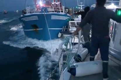 Captura de pantalla del vídeo del enfrentamiento entre pesqueros.-