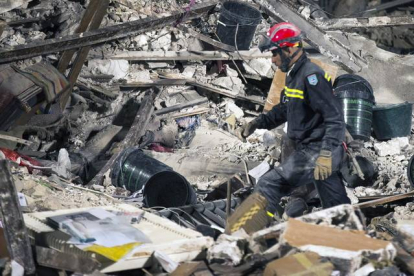 Los equipos de rescate trabajando este domingo en Rosny-sous-Bois, cerca de París, después del derrumbe de un edificio.-Foto: ETIENNE LAURENT / EFE