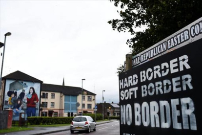 Un cartel con la leyenda Frontera dura, frontera blanda, ninguna frontera en Londonderry, en Irlanda del Norte.-REUTERS / CLODAGH KILCOYNE