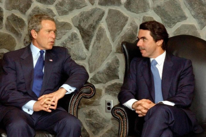 El expresidente español José María Aznar, junto al estadounidense George W. Bush en el 2003, en las Islas Azores.-SERGIO BARRENECHEA
