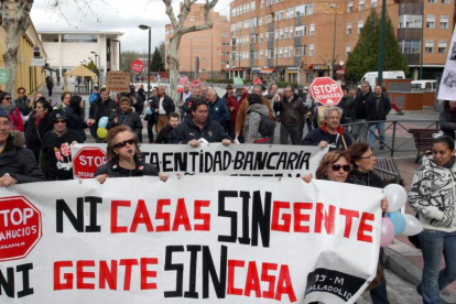 Unas 50 personas se manifiestan por las calles de Valladolid contra los desahucios-Ical