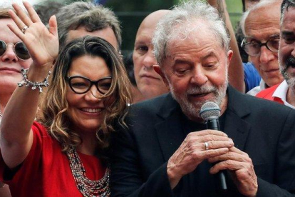 El exprediente Lula con su novia Rosangela Silva, el sábado pasado en Sao Bernardo do Campo.-EFE / SEBASTIADO MOREIRA
