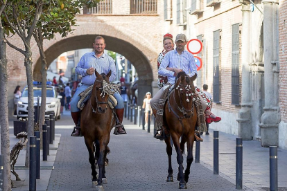Imagen de archivo de caballistas durante la Romería mientras pasean por las céntricas calles de Medina del Campo de camino a la Plaza de Toros.
