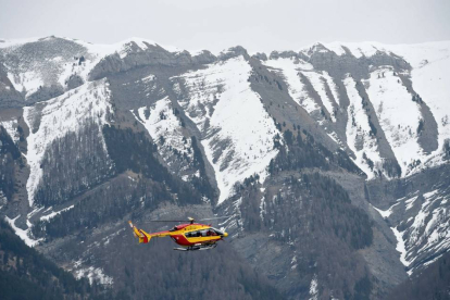 Un helicóptero se aproxima a la zona del siniestro en los Alpes franceses-AFP