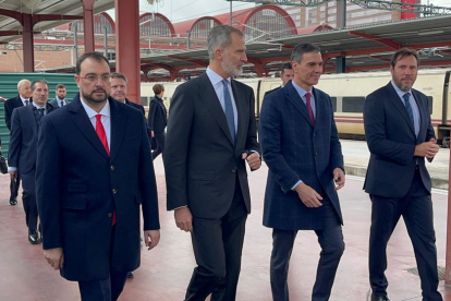 El presidente de Asturias, Adrián Barbón, el rey Felipe VI, y el presidente del Gobierno, Pedro Sánchez, Inauguran la alta velocidad entre Valladolid y Asturias a través de la Variante de Pajares. -E.M.