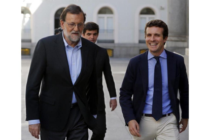 El presidente del Congreso en funciones, Mariano Rajoy, junto al vicesecretario de Comunicación del PP, Pablo Casado, ayer.-EFE/MARISCAL