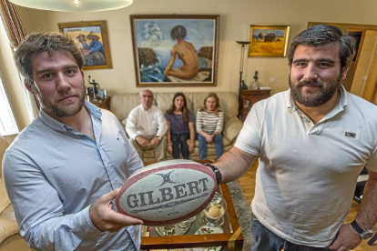 Los grandes protagonistas de la final, Paco y Alberto Blanco, posan con el oval en el domicilio de Valladolid junto a su familia-P. REQUEJO