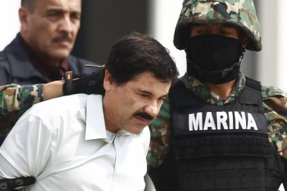 Joaquin 'El Chapo' Guzman, escoltado por soldados tras ser detenido en febrero del 2014.-Foto:   REUTERS / EDGARD GARRIDO