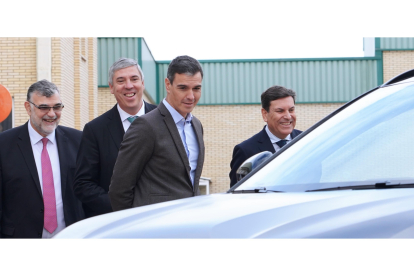 José Vicente de los Mozos, Pedro Sánchez y Carlos Fernández Carriedo, durante la visita al centro de I+D de Renault en Valladolid. ICAL
