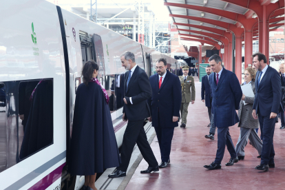 El rey Felipe VI y el presidente del Gobierno, Pedro Sánchez, Inauguran la alta velocidad entre Valladolid y Asturias a través de la Variante de Pajares. -ICAL