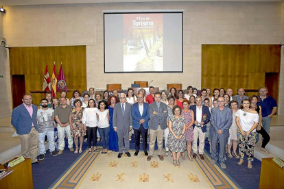 Participantes en el foro posan con el presidente de la Diputación ayer, en el antiguo salón de plenos del Castillo de Fuensaldaña.-EL MUNDO