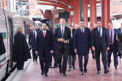 El rey Felipe VI y el presidente del Gobierno, Pedro Sánchez, Inauguran la alta velocidad entre Valladolid y Asturias a través de la Variante de Pajares. -ICAL