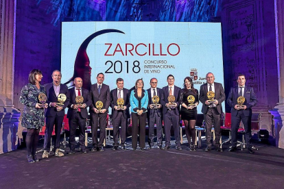 Fotografía de familia de los galardonados con los Premios Zarcillo Grandes Oros acompañados  por la consejera de Agricultura y Ganadería, Milagros Marcos.-PABLO REQUEJO / PHOTOGENIC