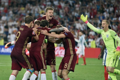 Los jugadores rusos celebran el gol del empate logrado en la prolongación del partido disputado en el Velodrome de Marsella.-EFE
