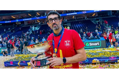 Javi Bello con el trofeo de campeones del Eurobasket. / E. M.