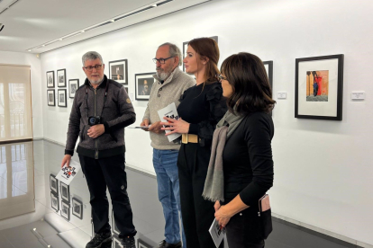 La diputada de Cultura junto a tres miembros del colectivo fotográfico Diez Miradas - EUROPA PRESS