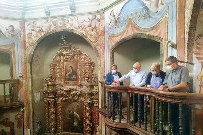 El delegado territorial de la Junta en Valladolid, Augusto Cobos, visita la cripta de la Virgen de la Soterraña, en Olmedo. - ICAL