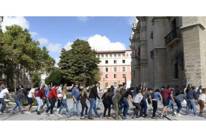 Un grupo de alumnos de la Universidad de Valladolid recorre las calles de esta ciudad cogidos de la mano y con la cara pintada, durante las tradionales novatadas que se realizan con motivo de la apertura del curso académico-Efe