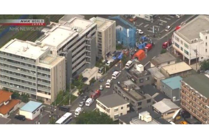 La policía ha confirmado la muerte de dos adultos y un menor de edad.-NHK NEWS