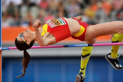 Ruth Beitia, en uno de los saltos en el Estadio Olímpico de Amsterdam.-AFP / FABRICE COFFRINI