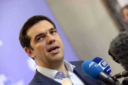 El Primer Ministro griego, Alexis Tsipras, se dirige a la prensa después de la cumbre de la Eurozona donde se ha decido los términos para el tercer rescate financiero de Grecia.-Foto: AFP / THIERRY CHARLIER