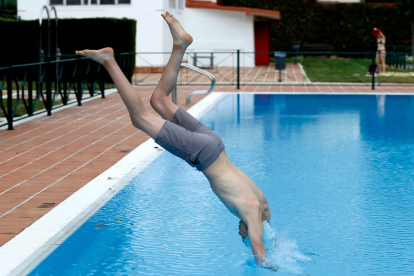 Un joven se lanza de cabeza a la piscina de Juan de Austria en el primer día ofcial de apertura . PHOTOGENIC