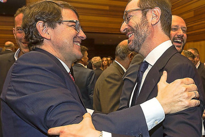 Javier Maroto felicita al Alfonso Fernández Mañueco, el viernes pasado en su toma de posesión.-ICAL