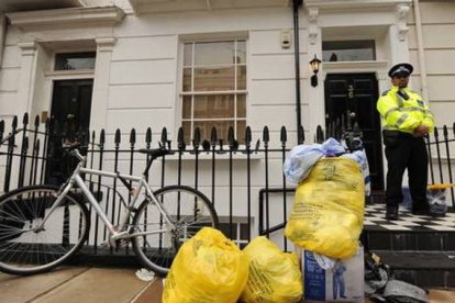 La policía de Reino Unido espera fuera de la vivienda del agente del MI6 encontrado muerto en el 2010.-GETTY