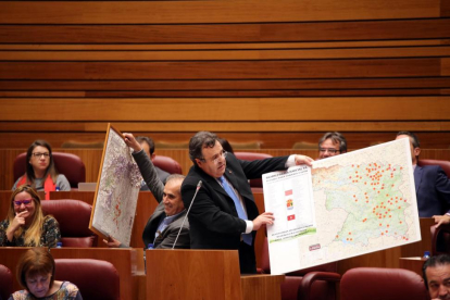 José Ignacio Martín Benito muestra con la ayuda de Luis Briones un mapa con los 119 ayuntamientos de León y Zamora que apoyan la construcción de la biorrefinería de Barcial del Barco.-MIRIAM CHACÓN / ICAL