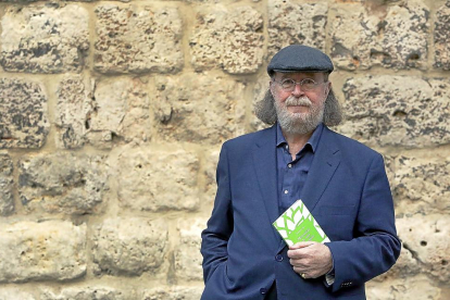 Joaquín Díaz, ayer en Valladolid, con su libro de memorias sobre la depresión.-ICAL
